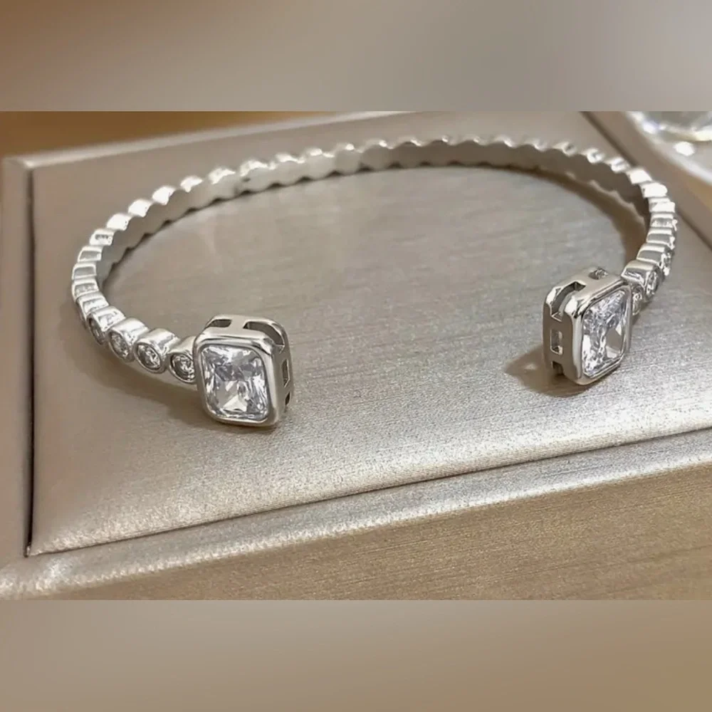 Elegant cable style bracelet stainless steel with clear Swarovski crystals NWT